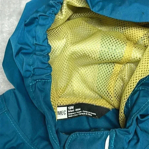 MEC - Infant/Toddler hooded windbreaker/rain jacket. - Picture 3 of 7